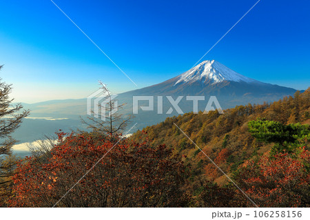 紅葉の三つ峠からの富士山眺望 山梨県河口湖町 紅葉の三つ峠からの富士山眺望 山梨県河口湖町 106258156