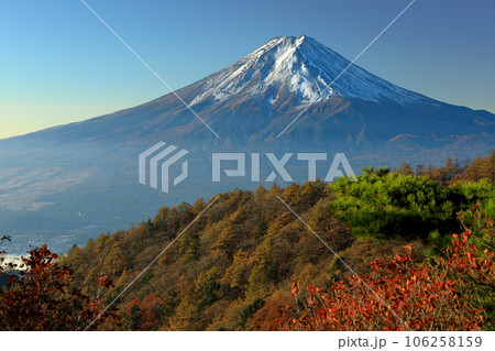 紅葉の三つ峠からの富士山眺望　山梨県河口湖町 106258159