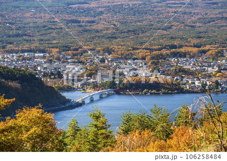 紅葉の御坂峠から見る河口湖大橋と街並み【山梨県・富士河口湖町】 106258484