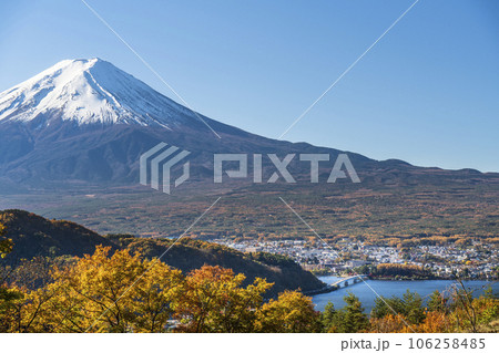 紅葉の御坂峠から望む富士山と河口湖【山梨県・富士河口湖町】 紅葉の御坂峠から望む富士山と河口湖【山梨県・富士河口湖町】 106258485