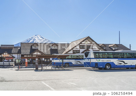 河口湖駅の駅舎と富士山【山梨県・富士河口湖町】 106258494
