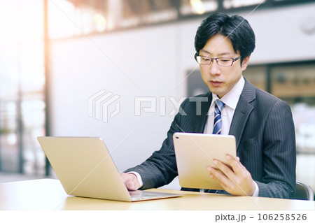 タブレット端末とノート 106258526