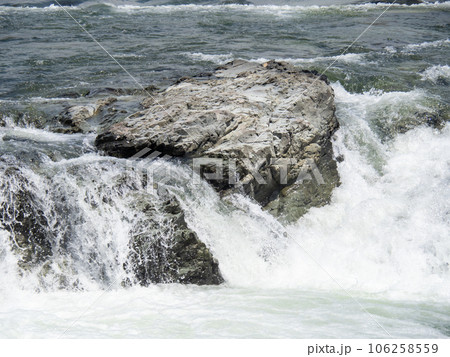 闘竜灘(兵庫県加東市内)の加古川の流れ。 106258559