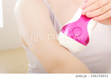 レーザー脱毛器で脱毛をする女性 106258652