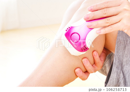 レーザー脱毛器で脱毛をする女性 106258713