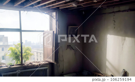 廃墟となったアパートの部屋の中_ワイド 106259194