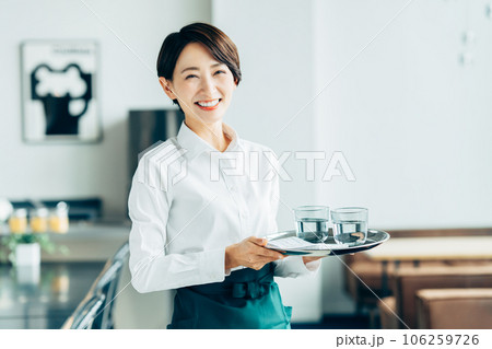 カフェで働くミドルの女性 106259726