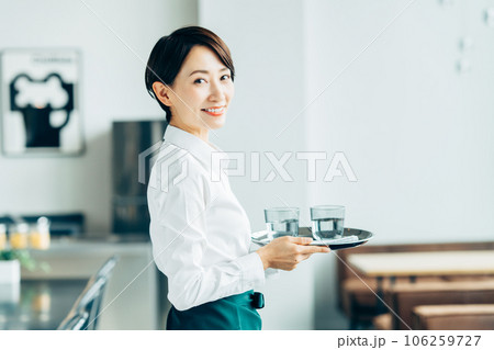 カフェで働くミドルの女性 106259727