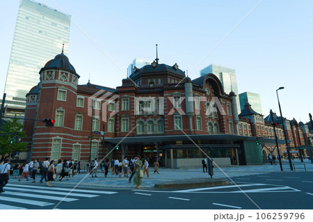 【東京都】8月・夕方の東京駅と丸の内ビジネス街 【東京都】8月・夕方の東京駅と丸の内ビジネス街 106259796