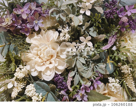 花に囲まれたコピースペース 106260188