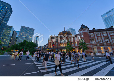 【東京都】8月・夕方の東京駅と丸の内ビジネス街 106260224