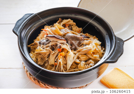 土鍋で炊いたキノコの炊込みご飯 106260415