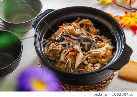 土鍋で炊いたキノコの炊込みご飯 土鍋で炊いたキノコの炊込みご飯 106260416