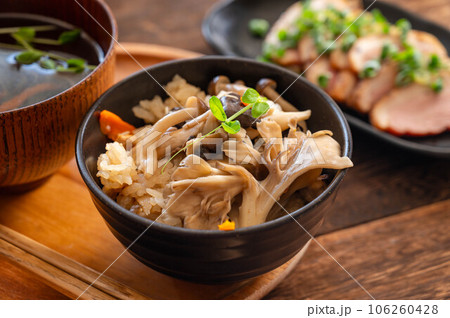 きのこの炊込みご飯とお吸い物 きのこの炊込みご飯とお吸い物 106260428