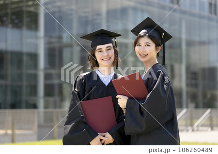 アカデミックガウンを着た2人の女子学生　卒業式　イメージ 106260489