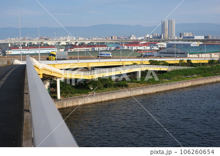 大橋から眺めた小松埠頭の景色 106260654