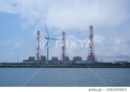 鹿嶋臨海工業地帯の風力発電と煙突の景色 106260663