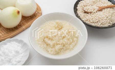 玉ねぎ麹と材料(玉ねぎ・米麹・塩) 玉ねぎ麹と材料(玉ねぎ・米麹・塩) 106260871