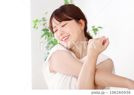 伸びをする若い女性 106260936