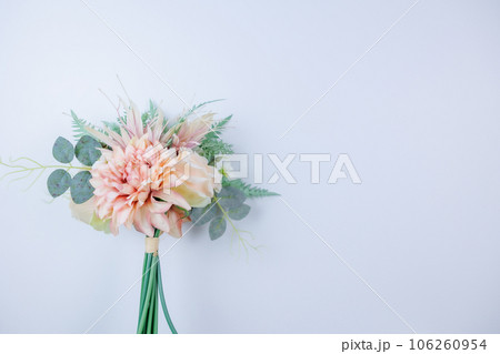 白背景とピンクの花のブーケ（横の余白スペース） 106260954
