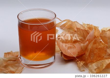 たまねぎの皮とグラスに入ったたまねぎの皮茶 たまねぎの皮とグラスに入ったたまねぎの皮茶 106261227