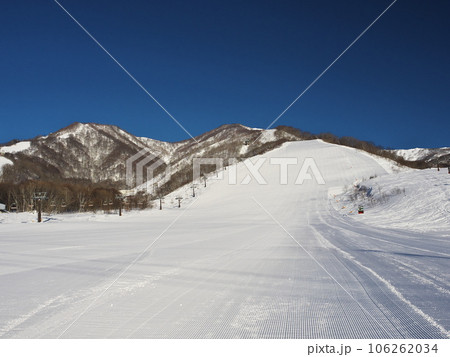 冬の白馬つがいけマウンテンリゾート　綺麗に圧雪されたチャンピオンゲレンデ 106262034