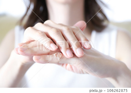 女性の手元 ハンドケアイメージ 女性の手元 ハンドケアイメージ 106262875