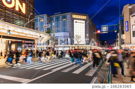 京都　夜の四条河原町 106263065