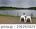 湖畔で読者 106263829