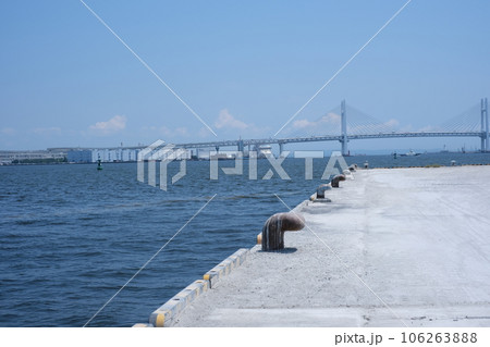 岸壁と横浜ベイブリッジの景色 岸壁と横浜ベイブリッジの景色 106263888