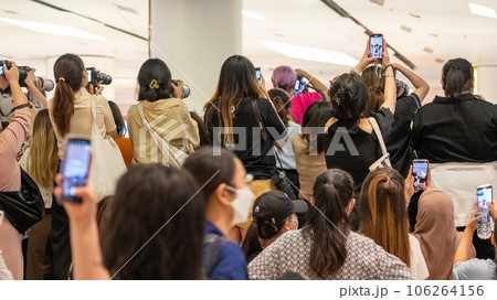 イケメンのおっかけをする女性ファンたち 106264156