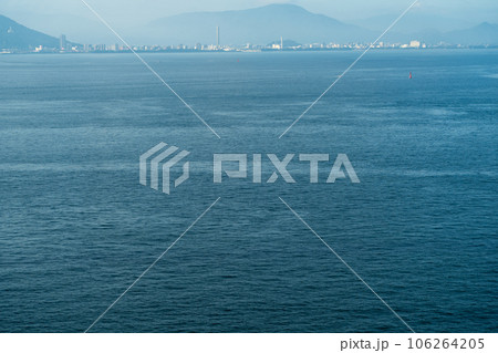 船が行き交う海 船が行き交う海 106264205