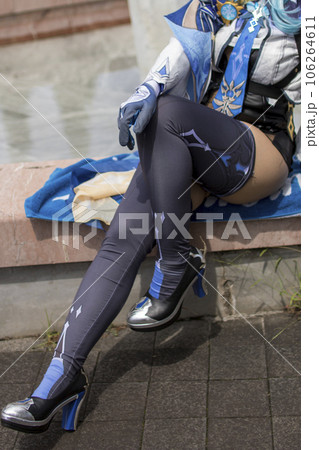 噴水の縁に座るコスプレ女性の足1 106264611