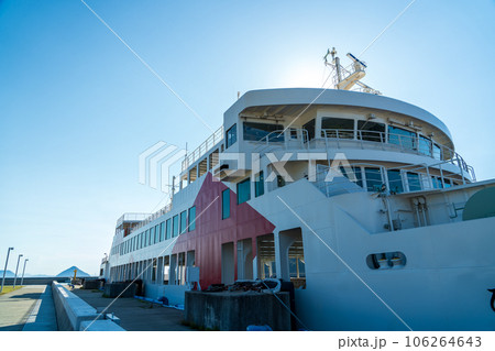 フェリーから見た港 106264643