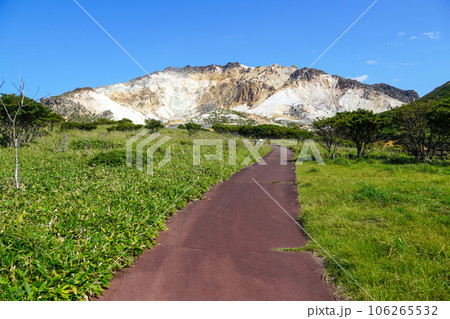 恵山道立自然公園の火口原駐車場から恵山を眺めて 106265532