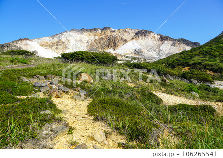 恵山道立自然公園の火口原駐車場から恵山を眺めて 恵山道立自然公園の火口原駐車場から恵山を眺めて 106265541