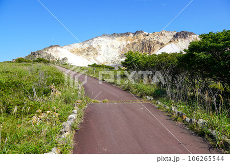 恵山道立自然公園の火口原駐車場から恵山を眺めて 106265544