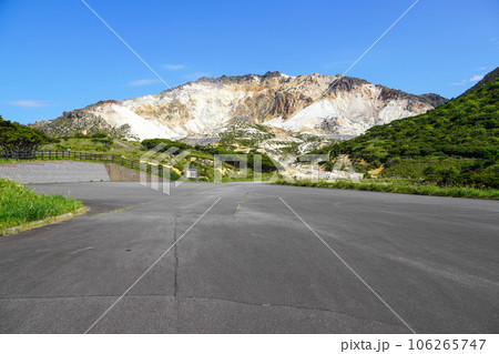 恵山道立自然公園の火口原駐車場から恵山を眺めて 恵山道立自然公園の火口原駐車場から恵山を眺めて 106265747