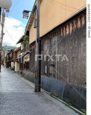 京都のまちなみ　花見小路通り　一力亭の南側路地 106266646