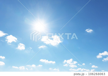 夏の青空と太陽 106268063