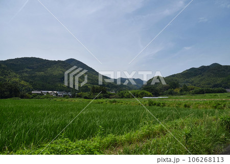 山に囲まれたのどかな田園風景 106268113
