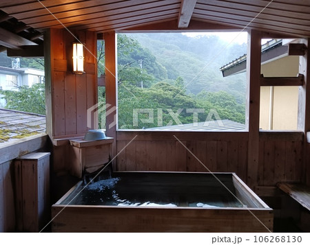 温泉旅館の客室から見る露天風呂 温泉旅館の客室から見る露天風呂 106268130