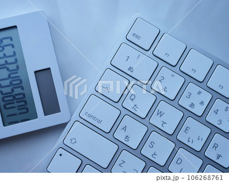テーブルに置かれたキーボードと電卓 テーブルに置かれたキーボードと電卓 106268761