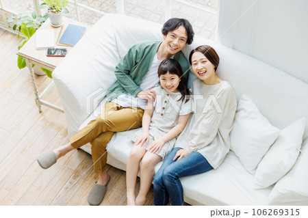 リビングのソファーでくつろぐ家族 リビングのソファーでくつろぐ家族 106269315