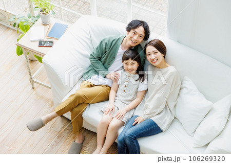 リビングのソファーでくつろぐ家族 リビングのソファーでくつろぐ家族 106269320
