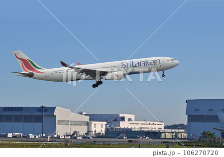 スリランカ航空A330成田離陸上昇 106270720