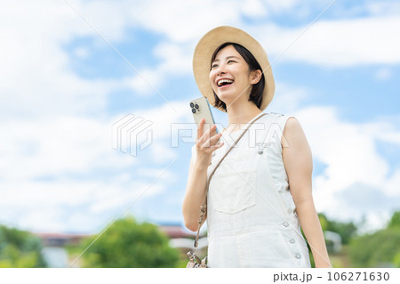スマホで検索する女性　旅行をする女性　旅する女性　休日に出かける女性 106271630