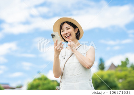スマホで検索する女性　旅行をする女性　旅する女性　休日に出かける女性 106271632