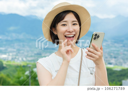 スマホで検索する女性 旅行をする女性 旅する女性 休日に出かける女性 スマホで検索する女性 旅行をする女性 旅する女性 休日に出かける女性 106271789