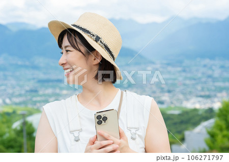 スマホで検索する女性　旅行をする女性　旅する女性　休日に出かける女性 106271797